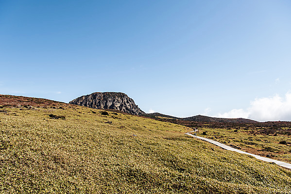 포토 JPG 주간 구름 여행 자연 하늘 한국 풍경 사람없음 야외 관광지 제주도 가을 데크 등산로 한라산 국내여행 백록담 제주도여행 영실탐방로 조릿대 국내포토 자연요소 식물 계절 아시아 호수 산 등산 생태계 파일형식 탐방로