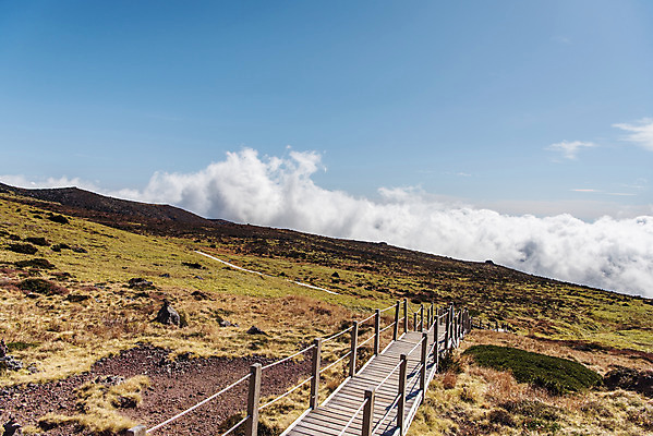 포토 JPG 주간 구름 여행 자연 하늘 한국 풍경 사람없음 야외 관광지 제주도 가을 데크 등산로 한라산 국내여행 제주도여행 영실탐방로 국내포토 자연요소 계절 아시아 산 등산 생태계 파일형식 탐방로