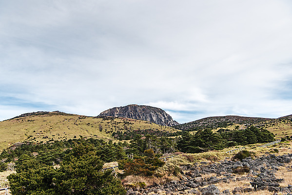 포토 JPG 주간 구름 여행 자연 하늘 한국 풍경 사람없음 야외 관광지 제주도 가을 오름 한라산 구상나무 국내여행 백록담 제주도여행 어리목탐방로 국내포토 자연요소 나무 계절 아시아 호수 산 생태계 파일형식 탐방로