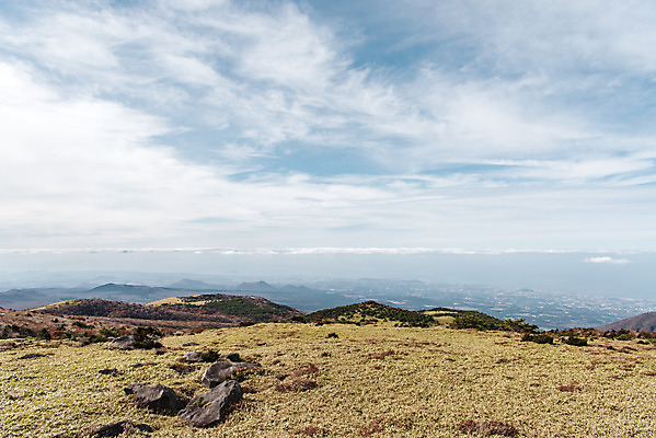 포토 JPG 주간 구름 바다 여행 자연 하늘 한국 풍경 사람없음 야외 관광지 제주도 가을 오름 한라산 국내여행 제주도여행 수평선 어리목탐방로 국내포토 자연요소 계절 아시아 산 생태계 파일형식 탐방로