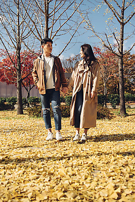 포토 JPG 주간 전신 커플 여자 남자 행복 낙엽 데이트 자연 서울 20대 성인 야외 두명 앞모습 마주보기 손잡기 다정 산책 한국인 가을 숲 즐거움 성인만 서울숲 국내포토 자연요소 계절 감정 뷰포인트 컨셉 잎 관계 모션 휴식 한국 사람 동양인 청년 생태계 파일형식