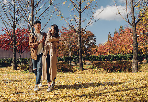포토 JPG 주간 전신 커플 여자 남자 행복 낙엽 데이트 자연 서울 웃음 20대 성인 야외 두명 앞모습 손잡기 다정 산책 한국인 가을 숲 즐거움 성인만 서울숲 국내포토 자연요소 계절 감정 뷰포인트 컨셉 잎 관계 모션 휴식 한국 표정 사람 동양인 청년 생태계 파일형식
