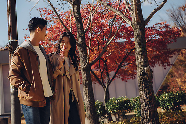 포토 JPG 주간 커플 여자 남자 행복 낙엽 데이트 자연 서울 상반신 20대 성인 야외 두명 옆모습 걷기 손잡기 다정 산책 한국인 가을 숲 즐거움 성인만 서울숲 국내포토 자연요소 계절 감정 뷰포인트 컨셉 잎 관계 모션 휴식 한국 사람 동양인 청년 생태계 파일형식