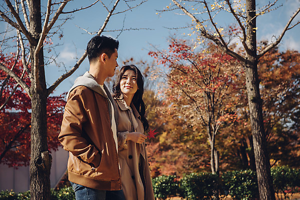포토 JPG 주간 커플 여자 남자 행복 낙엽 데이트 자연 서울 상반신 20대 성인 야외 두명 옆모습 걷기 손잡기 다정 산책 한국인 가을 숲 즐거움 성인만 서울숲 국내포토 자연요소 계절 감정 뷰포인트 컨셉 잎 관계 모션 휴식 한국 사람 동양인 청년 생태계 파일형식