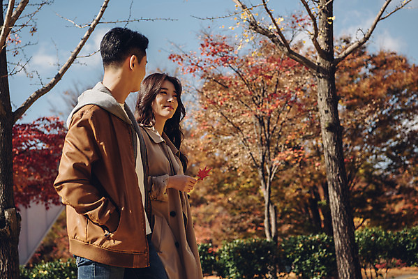 포토 JPG 주간 커플 여자 남자 행복 낙엽 데이트 자연 서울 상반신 20대 성인 야외 두명 옆모습 걷기 손잡기 다정 산책 한국인 가을 숲 즐거움 성인만 서울숲 국내포토 자연요소 계절 감정 뷰포인트 컨셉 잎 관계 모션 휴식 한국 사람 동양인 청년 생태계 파일형식