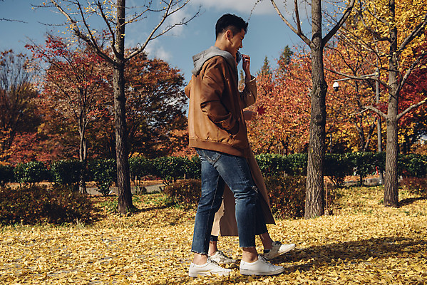 포토 JPG 주간 전신 커플 여자 남자 행복 낙엽 데이트 자연 서울 20대 성인 야외 두명 옆모습 걷기 다정 산책 한국인 가을 숲 즐거움 성인만 서울숲 국내포토 자연요소 계절 감정 뷰포인트 컨셉 잎 관계 모션 휴식 한국 사람 동양인 청년 생태계 파일형식