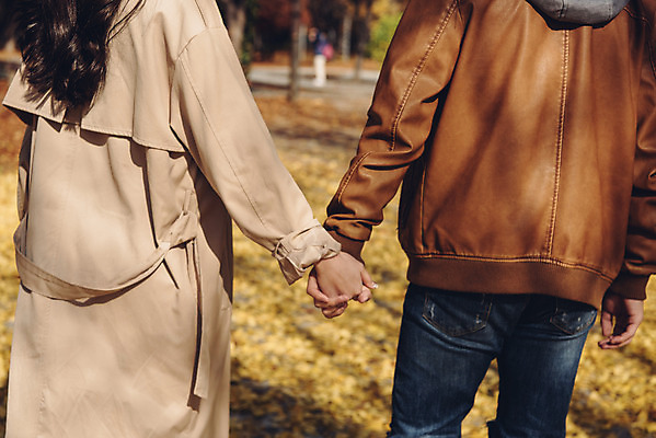 포토 JPG 주간 커플 여자 남자 행복 낙엽 데이트 자연 서울 상반신 20대 성인 야외 두명 뒷모습 걷기 손잡기 다정 산책 한국인 가을 숲 즐거움 성인만 서울숲 국내포토 자연요소 계절 감정 뷰포인트 컨셉 잎 관계 모션 휴식 한국 사람 동양인 청년 생태계 파일형식