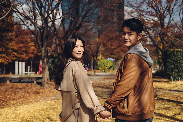포토 JPG 주간 커플 여자 남자 행복 낙엽 데이트 자연 서울 서기 상반신 20대 성인 야외 두명 손잡기 다정 산책 한국인 가을 뒤돌아보기 숲 즐거움 성인만 서울숲 국내포토 자연요소 계절 감정 컨셉 잎 관계 모션 휴식 한국 사람 동양인 청년 생태계 파일형식