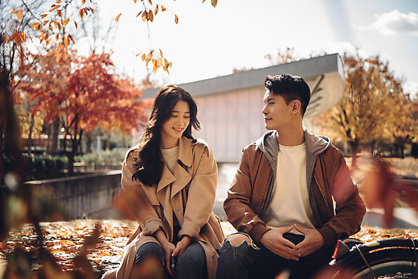 포토 JPG 주간 커플 여자 남자 행복 낙엽 데이트 자연 휴식 서울 앉기 상반신 20대 성인 야외 두명 앞모습 다정 산책 한국인 가을 숲 즐거움 성인만 서울숲 국내포토 자연요소 계절 감정 뷰포인트 컨셉 잎 관계 모션 한국 사람 동양인 청년 생태계 파일형식