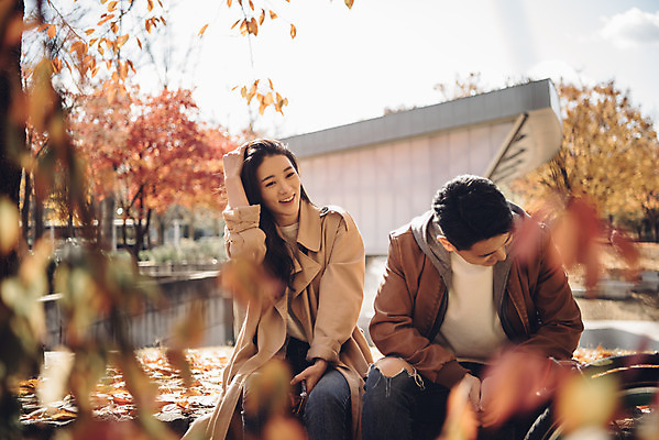 포토 JPG 주간 커플 여자 남자 행복 낙엽 데이트 자연 휴식 서울 앉기 상반신 20대 성인 야외 두명 앞모습 다정 산책 한국인 가을 숲 즐거움 성인만 서울숲 국내포토 자연요소 계절 감정 뷰포인트 컨셉 잎 관계 모션 한국 사람 동양인 청년 생태계 파일형식