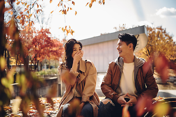 포토 JPG 주간 커플 여자 남자 행복 낙엽 데이트 자연 휴식 서울 앉기 상반신 20대 성인 야외 두명 앞모습 다정 산책 한국인 가을 숲 즐거움 성인만 서울숲 국내포토 자연요소 계절 감정 뷰포인트 컨셉 잎 관계 모션 한국 사람 동양인 청년 생태계 파일형식
