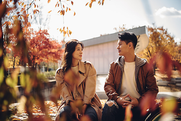 포토 JPG 주간 커플 여자 남자 행복 낙엽 데이트 자연 휴식 서울 앉기 상반신 20대 성인 야외 두명 앞모습 다정 산책 한국인 가을 숲 즐거움 성인만 서울숲 국내포토 자연요소 계절 감정 뷰포인트 컨셉 잎 관계 모션 한국 사람 동양인 청년 생태계 파일형식