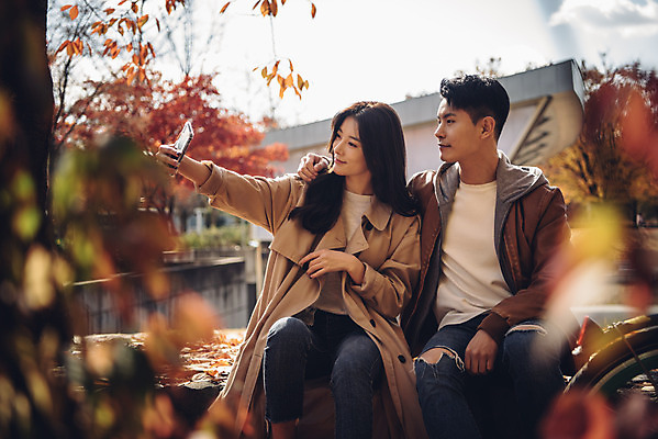 포토 JPG 주간 커플 여자 남자 행복 낙엽 데이트 자연 휴식 서울 앉기 상반신 20대 성인 야외 두명 앞모습 스마트폰 다정 산책 한국인 가을 숲 셀프카메라 즐거움 성인만 서울숲 국내포토 자연요소 계절 감정 뷰포인트 컨셉 잎 관계 모션 한국 사람 동양인 청년 핸드폰 스마트기기 사진촬영 생태계 파일형식