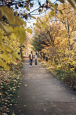 포토 JPG 주간 전신 커플 여자 남자 행복 낙엽 데이트 자연 서울 20대 성인 야외 두명 앞모습 걷기 다정 산책 산책로 한국인 가을 숲 즐거움 성인만 서울숲 국내포토 자연요소 계절 감정 길 뷰포인트 컨셉 잎 관계 모션 휴식 한국 사람 동양인 청년 생태계 파일형식