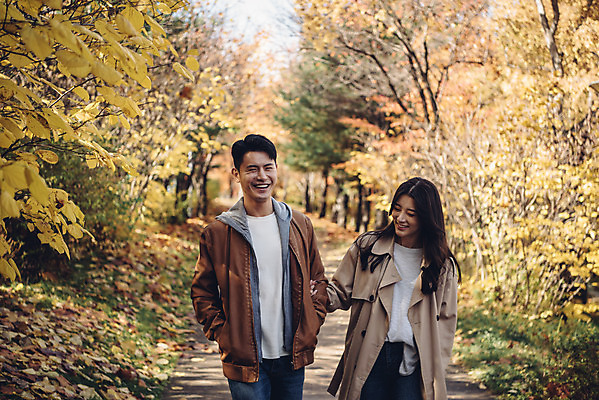 포토 JPG 주간 커플 여자 남자 행복 낙엽 데이트 자연 서울 미소 상반신 20대 성인 야외 두명 앞모습 걷기 팔짱 다정 산책 한국인 가을 숲 즐거움 성인만 서울숲 국내포토 자연요소 계절 감정 뷰포인트 컨셉 잎 관계 모션 휴식 한국 표정 사람 동양인 청년 생태계 파일형식
