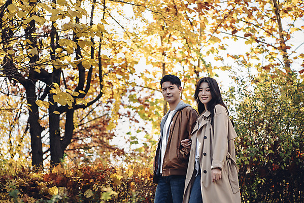 포토 JPG 주간 커플 여자 남자 행복 낙엽 데이트 자연 서울 미소 상반신 20대 성인 야외 두명 옆모습 걷기 팔짱 다정 산책 한국인 가을 숲 즐거움 성인만 서울숲 국내포토 자연요소 계절 감정 뷰포인트 컨셉 잎 관계 모션 휴식 한국 표정 사람 동양인 청년 생태계 파일형식