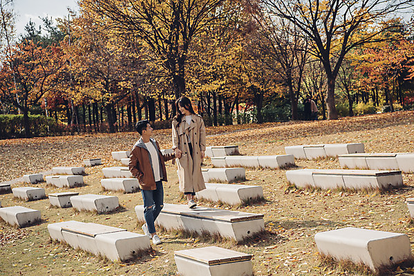포토 JPG 주간 전신 커플 여자 남자 행복 낙엽 데이트 자연 서울 서기 20대 성인 야외 두명 앞모습 마주보기 손잡기 다정 산책 한국인 가을 숲 즐거움 성인만 서울숲 국내포토 자연요소 계절 감정 뷰포인트 컨셉 잎 관계 모션 휴식 한국 사람 동양인 청년 생태계 파일형식