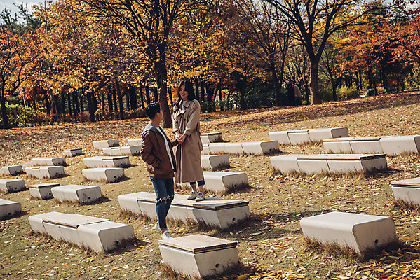 포토 JPG 주간 전신 커플 여자 남자 행복 낙엽 데이트 자연 서울 서기 20대 성인 야외 두명 앞모습 옆모습 마주보기 손잡기 다정 산책 한국인 가을 숲 즐거움 성인만 서울숲 국내포토 자연요소 계절 감정 뷰포인트 컨셉 잎 관계 모션 휴식 한국 사람 동양인 청년 생태계 파일형식