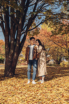 포토 JPG 주간 전신 나무 커플 여자 남자 행복 낙엽 데이트 자연 서울 서기 미소 20대 성인 야외 두명 앞모습 다정 산책 한국인 가을 숲 즐거움 성인만 서울숲 국내포토 자연요소 식물 계절 감정 뷰포인트 컨셉 잎 관계 모션 휴식 한국 표정 사람 동양인 청년 생태계 파일형식