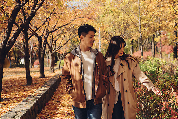 포토 JPG 주간 커플 여자 남자 행복 낙엽 데이트 자연 서울 상반신 20대 성인 야외 두명 앞모습 걷기 팔짱 다정 산책 한국인 가을 숲 즐거움 성인만 서울숲 국내포토 자연요소 계절 감정 뷰포인트 컨셉 잎 관계 모션 휴식 한국 사람 동양인 청년 생태계 파일형식