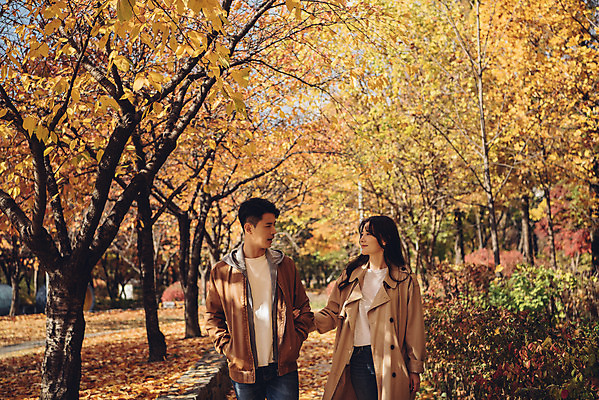 포토 JPG 주간 커플 여자 남자 행복 낙엽 데이트 자연 서울 상반신 20대 성인 야외 두명 앞모습 걷기 팔짱 다정 산책 한국인 가을 숲 즐거움 성인만 서울숲 국내포토 자연요소 계절 감정 뷰포인트 컨셉 잎 관계 모션 휴식 한국 사람 동양인 청년 생태계 파일형식