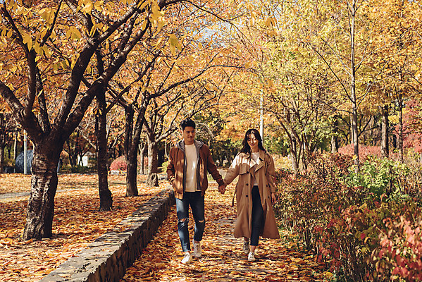 포토 JPG 주간 전신 커플 여자 남자 행복 낙엽 데이트 자연 서울 20대 성인 야외 두명 앞모습 걷기 손잡기 다정 산책 한국인 가을 숲 즐거움 성인만 서울숲 국내포토 자연요소 계절 감정 뷰포인트 컨셉 잎 관계 모션 휴식 한국 사람 동양인 청년 생태계 파일형식