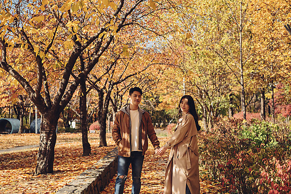 포토 JPG 주간 커플 여자 남자 행복 낙엽 데이트 자연 서울 상반신 20대 성인 야외 두명 앞모습 걷기 팔짱 다정 산책 한국인 가을 숲 즐거움 성인만 서울숲 국내포토 자연요소 계절 감정 뷰포인트 컨셉 잎 관계 모션 휴식 한국 사람 동양인 청년 생태계 파일형식