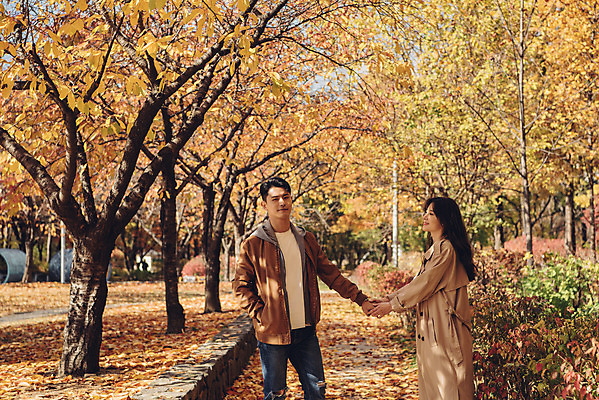 포토 JPG 주간 커플 여자 남자 행복 낙엽 데이트 자연 서울 상반신 20대 성인 야외 두명 앞모습 걷기 팔짱 다정 산책 한국인 가을 숲 즐거움 성인만 서울숲 국내포토 자연요소 계절 감정 뷰포인트 컨셉 잎 관계 모션 휴식 한국 사람 동양인 청년 생태계 파일형식