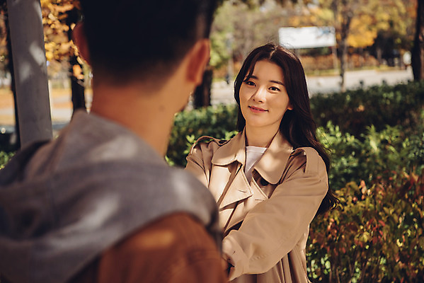 포토 JPG 주간 커플 여자 남자 행복 낙엽 데이트 자연 서울 서기 미소 상반신 20대 성인 야외 두명 앞모습 뒷모습 다정 산책 한국인 가을 숲 즐거움 성인만 서울숲 국내포토 자연요소 계절 감정 뷰포인트 컨셉 잎 관계 모션 휴식 한국 표정 사람 동양인 청년 생태계 파일형식