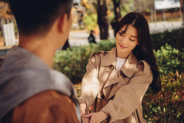 포토 JPG 주간 커플 여자 남자 행복 낙엽 데이트 자연 서울 서기 미소 상반신 20대 성인 야외 두명 앞모습 뒷모습 다정 산책 한국인 가을 숲 즐거움 성인만 서울숲 국내포토 자연요소 계절 감정 뷰포인트 컨셉 잎 관계 모션 휴식 한국 표정 사람 동양인 청년 생태계 파일형식