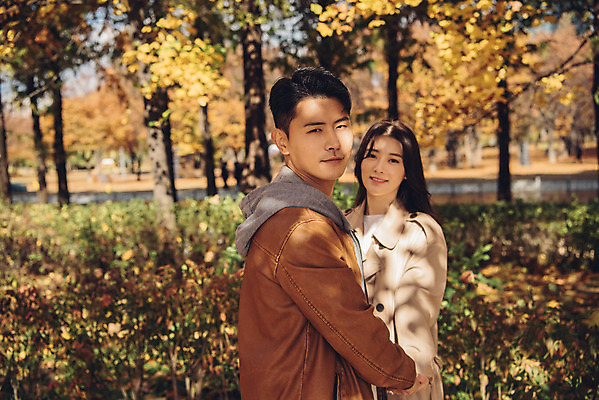 포토 JPG 주간 커플 여자 남자 행복 낙엽 데이트 자연 서울 서기 미소 상반신 20대 성인 야외 두명 앞모습 뒷모습 다정 산책 한국인 가을 뒤돌아보기 숲 즐거움 성인만 서울숲 국내포토 자연요소 계절 감정 뷰포인트 컨셉 잎 관계 모션 휴식 한국 표정 사람 동양인 청년 생태계 파일형식