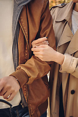 포토 JPG 주간 커플 여자 남자 행복 낙엽 데이트 자연 서울 상반신 20대 성인 야외 두명 앞모습 팔짱 다정 산책 한국인 가을 숲 즐거움 성인만 서울숲 국내포토 자연요소 계절 감정 뷰포인트 컨셉 잎 관계 모션 휴식 한국 사람 동양인 청년 생태계 파일형식