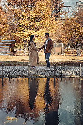 포토 JPG 주간 전신 커플 여자 남자 행복 낙엽 데이트 자연 서울 서기 20대 성인 야외 두명 옆모습 물 반사 손잡기 다정 산책 한국인 가을 숲 즐거움 성인만 서울숲 국내포토 자연요소 계절 감정 뷰포인트 컨셉 잎 관계 모션 휴식 한국 사람 동양인 청년 생태계 파일형식