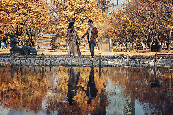 포토 JPG 주간 전신 커플 여자 남자 행복 낙엽 데이트 자연 서울 서기 20대 성인 야외 두명 옆모습 물 반사 손잡기 다정 산책 한국인 가을 숲 즐거움 성인만 서울숲 국내포토 자연요소 계절 감정 뷰포인트 컨셉 잎 관계 모션 휴식 한국 사람 동양인 청년 생태계 파일형식