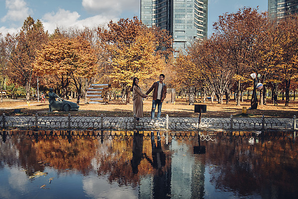 포토 JPG 주간 전신 커플 여자 남자 행복 낙엽 데이트 자연 서울 서기 20대 성인 야외 두명 앞모습 옆모습 물 반사 손잡기 다정 산책 한국인 가을 숲 즐거움 성인만 서울숲 국내포토 자연요소 계절 감정 뷰포인트 컨셉 잎 관계 모션 휴식 한국 사람 동양인 청년 생태계 파일형식