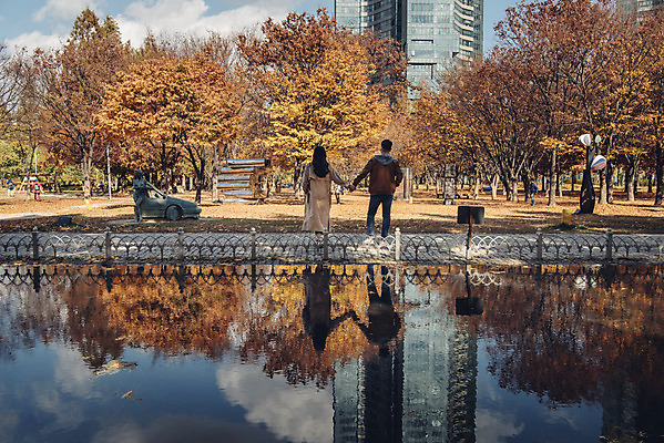 포토 JPG 주간 전신 커플 여자 남자 행복 낙엽 데이트 자연 서울 서기 20대 성인 야외 두명 뒷모습 물 반사 손잡기 다정 산책 한국인 가을 숲 즐거움 성인만 서울숲 국내포토 자연요소 계절 감정 뷰포인트 컨셉 잎 관계 모션 휴식 한국 사람 동양인 청년 생태계 파일형식