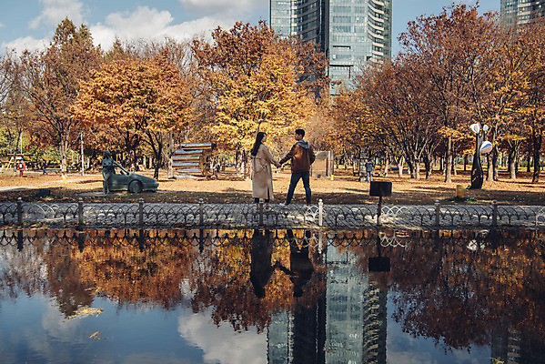 포토 JPG 주간 전신 커플 여자 남자 행복 낙엽 데이트 자연 서울 서기 20대 성인 야외 두명 뒷모습 물 반사 손잡기 다정 산책 한국인 가을 숲 즐거움 성인만 서울숲 국내포토 자연요소 계절 감정 뷰포인트 컨셉 잎 관계 모션 휴식 한국 사람 동양인 청년 생태계 파일형식