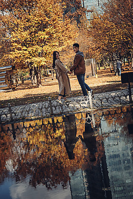 포토 JPG 주간 전신 커플 여자 남자 행복 낙엽 데이트 자연 서울 서기 20대 성인 야외 두명 뒷모습 물 반사 손잡기 다정 산책 한국인 가을 뒤돌아보기 숲 즐거움 성인만 서울숲 국내포토 자연요소 계절 감정 뷰포인트 컨셉 잎 관계 모션 휴식 한국 사람 동양인 청년 생태계 파일형식