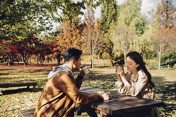 포토 JPG 주간 커플 여자 남자 행복 커피 낙엽 데이트 자연 휴식 디저트 앉기 상반신 20대 성인 야외 두명 옆모습 다정 산책 한국인 가을 숲 즐거움 도시락 성인만 서울숲 국내포토 자연요소 계절 감정 음료 음식 뷰포인트 컨셉 잎 관계 모션 서울 사람 동양인 청년 생태계 파일형식