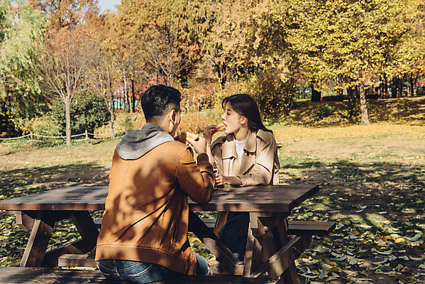 포토 JPG 주간 커플 여자 남자 행복 커피 낙엽 데이트 자연 휴식 디저트 앉기 상반신 20대 성인 야외 두명 앞모습 뒷모습 다정 산책 한국인 가을 숲 즐거움 도시락 성인만 서울숲 국내포토 자연요소 계절 감정 음료 음식 뷰포인트 컨셉 잎 관계 모션 서울 사람 동양인 청년 생태계 파일형식