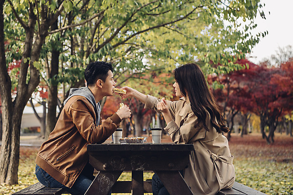 포토 JPG 주간 커플 여자 남자 행복 커피 낙엽 데이트 자연 휴식 디저트 앉기 상반신 20대 성인 야외 두명 옆모습 다정 산책 한국인 가을 숲 즐거움 도시락 성인만 서울숲 국내포토 자연요소 계절 감정 음료 음식 뷰포인트 컨셉 잎 관계 모션 서울 사람 동양인 청년 생태계 파일형식