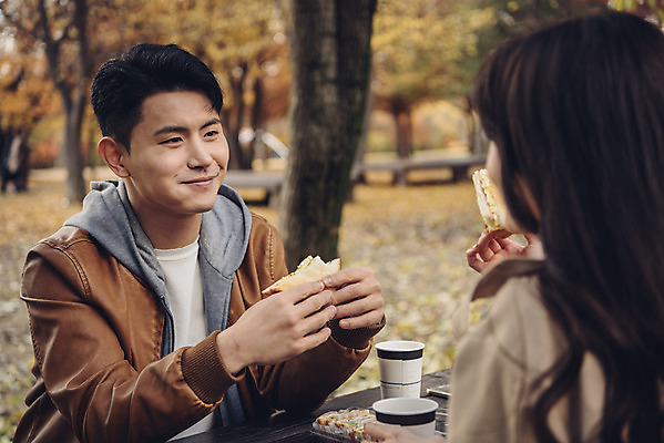 포토 JPG 주간 커플 여자 남자 행복 커피 낙엽 데이트 자연 휴식 디저트 미소 앉기 상반신 20대 성인 야외 두명 앞모습 뒷모습 다정 산책 한국인 가을 숲 즐거움 도시락 성인만 서울숲 국내포토 자연요소 계절 감정 음료 음식 뷰포인트 컨셉 잎 관계 모션 서울 표정 사람 동양인 청년 생태계 파일형식