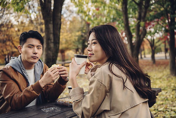 포토 JPG 주간 커플 여자 남자 행복 커피 낙엽 데이트 자연 휴식 디저트 앉기 상반신 20대 성인 야외 두명 앞모습 뒷모습 다정 산책 한국인 가을 숲 즐거움 도시락 성인만 서울숲 국내포토 자연요소 계절 감정 음료 음식 뷰포인트 컨셉 잎 관계 모션 서울 사람 동양인 청년 생태계 파일형식