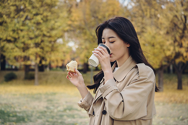 포토 JPG 주간 여자 여유 커피 낙엽 데이트 자연 디저트 한명 서기 상반신 20대 성인 야외 옆모습 산책 한국인 마시기 가을 숲 성인여자한명만 서울숲 국내포토 자연요소 1 계절 감정 음료 음식 뷰포인트 잎 모션 휴식 서울 사람 동양인 청년 생태계 여자한명만 성인여자만 파일형식