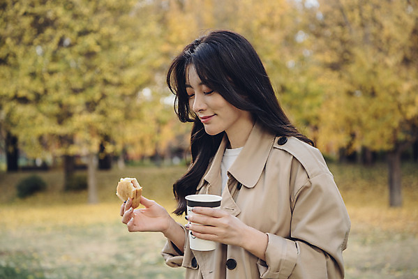 포토 JPG 주간 여자 여유 커피 낙엽 데이트 자연 디저트 한명 서기 미소 들기 상반신 20대 성인 야외 옆모습 산책 한국인 가을 숲 도시락 성인여자한명만 서울숲 국내포토 자연요소 1 계절 감정 음료 음식 뷰포인트 잎 모션 휴식 서울 표정 사람 동양인 청년 생태계 여자한명만 성인여자만 파일형식