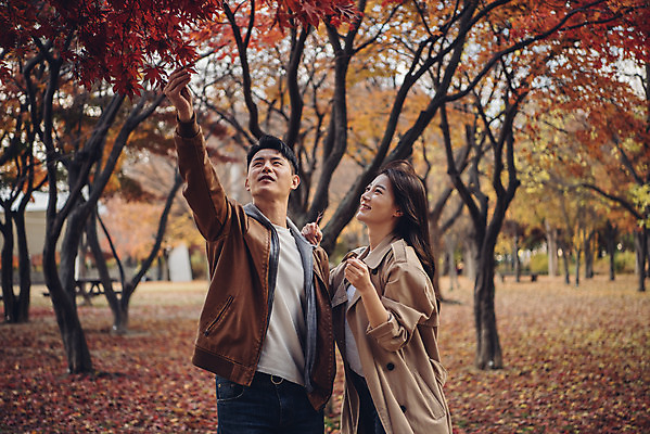 포토 JPG 주간 커플 여자 남자 행복 단풍 낙엽 데이트 자연 서울 서기 상반신 20대 성인 야외 두명 앞모습 옆모습 다정 산책 한국인 가을 숲 즐거움 성인만 서울숲 국내포토 자연요소 계절 감정 뷰포인트 컨셉 잎 관계 모션 휴식 한국 사람 동양인 청년 생태계 파일형식
