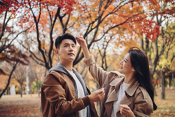 포토 JPG 주간 커플 여자 남자 행복 단풍 낙엽 데이트 자연 서울 서기 상반신 20대 성인 야외 두명 옆모습 다정 산책 한국인 가을 숲 즐거움 성인만 서울숲 국내포토 자연요소 계절 감정 뷰포인트 컨셉 잎 관계 모션 휴식 한국 사람 동양인 청년 생태계 파일형식