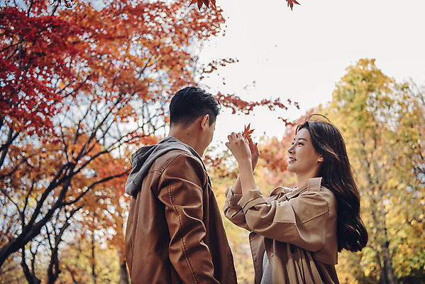 포토 JPG 주간 커플 여자 남자 행복 단풍 낙엽 데이트 자연 서울 서기 상반신 20대 성인 야외 두명 옆모습 다정 산책 한국인 가을 숲 즐거움 성인만 서울숲 국내포토 자연요소 계절 감정 뷰포인트 컨셉 잎 관계 모션 휴식 한국 사람 동양인 청년 생태계 파일형식