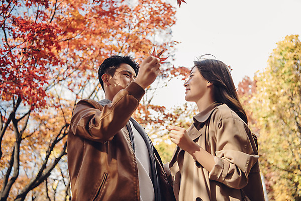 포토 JPG 주간 커플 여자 남자 행복 단풍 낙엽 데이트 자연 서울 서기 상반신 20대 성인 야외 두명 옆모습 다정 산책 한국인 가을 숲 즐거움 성인만 서울숲 국내포토 자연요소 계절 감정 뷰포인트 컨셉 잎 관계 모션 휴식 한국 사람 동양인 청년 생태계 파일형식