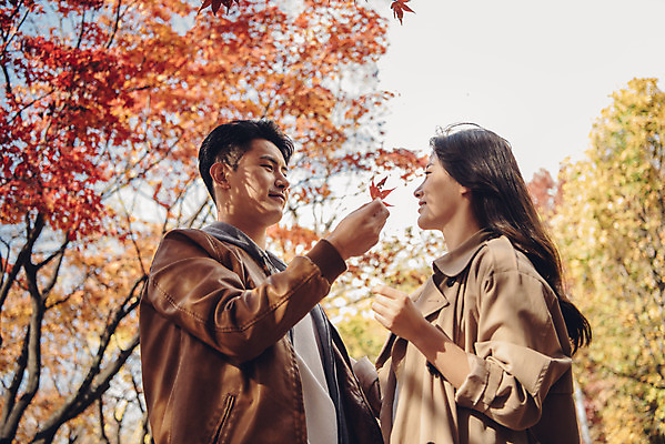 포토 JPG 주간 커플 여자 남자 행복 단풍 낙엽 데이트 자연 서울 서기 상반신 20대 성인 야외 두명 옆모습 다정 산책 한국인 가을 숲 즐거움 성인만 서울숲 국내포토 자연요소 계절 감정 뷰포인트 컨셉 잎 관계 모션 휴식 한국 사람 동양인 청년 생태계 파일형식